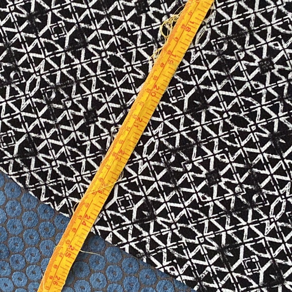 LuLaRoe Cassie skirt basic black and white graphic design. - Picture 5 of 8